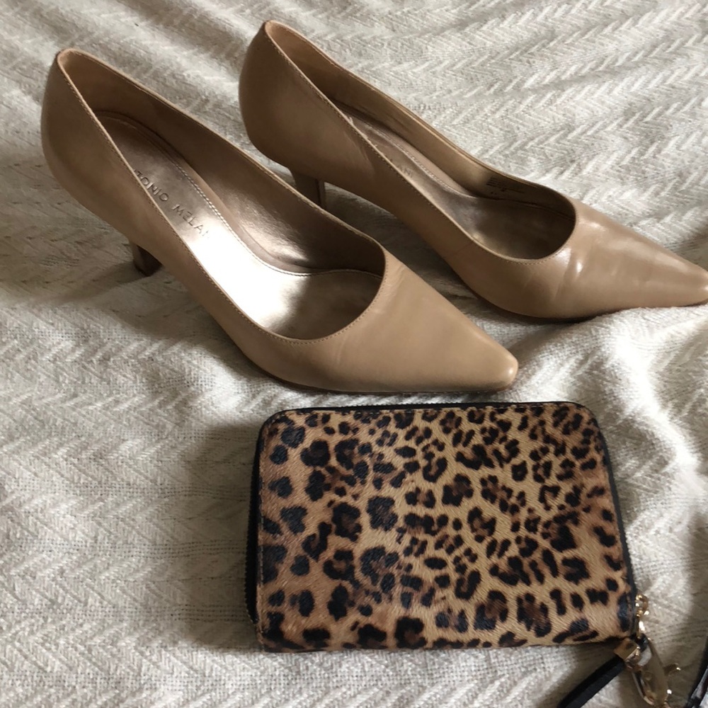 Classic nude pumps
